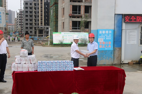 楊曉彬到徽鹽地產(chǎn)定遠(yuǎn)、泗縣項(xiàng)目公司開展高溫慰問