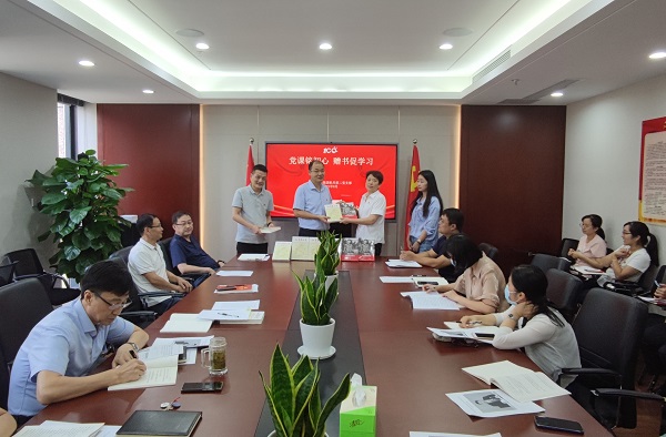 黨課銘初心，贈(zèng)書促學(xué)習(xí)——徽鹽地產(chǎn)集團(tuán)機(jī)關(guān)第二黨支部推動(dòng)黨史學(xué)習(xí)教育再升溫
